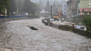 Lądek-Zdrój (woj. dolnośląskie), 14.09.2024. Wezbrana rzeka Biała Lądecka w Lądku-Zdroju, 14 bm. Rzeka osiągnęła poziom 190 cm, co oznacza przekroczenie stanu alarmowego o 70 cm. Niż genueński, który dotarł nad Polskę czwartek 12 września, odpowiada za aktualne załamanie pogody i ulewne deszcze szczególnie na Dolnym Śląsku. Fot. PAP/Maciej Kulczy