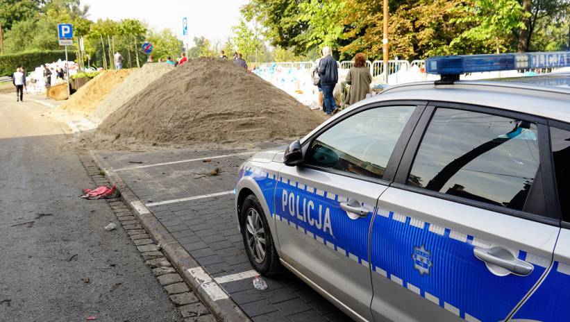 Nysa, 17.09.2024. Dynamiczna sytuacja powodziowa. Policja patroluje stan rzeki z lądu w Nysie, 17 bm. Niż genueński, który dotarł nad Polskę w czwartek 12 września, odpowiadał za załamanie pogody i ulewne deszcze w południowej części kraju. Fot. PAP/Sławek Pabian