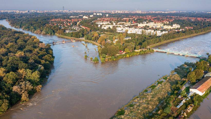 Dynamiczna sytuacja powodziowa. Wysoki poziom wody na Odrze we Wrocławiu, 19 bm. Do stolicy Dolnego Śląska dotarła fala kulminacyjna na Odrze. Według danych IMGW, poziom wody w Trestnie na granicy miasta wyniósł 631 cm, co było wartością niższą, niż zakładana w negatywnym scenariuszu. Fot. PAP/Maciej Kulczyński