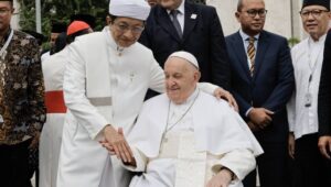 Grand Imam of Istiqlal Mosque Nasaruddin Umar (L) shakes hands with Pope Francis (C) during a family photo following an interreligious meeting with religious leaders at the Istiqlal Mosque in Jakarta, Indonesia, 05 September 2024. Pope Francis is on an apostolic visit to the Muslim-majority country of Indonesia from 03 to 06 September, as part of his 12-day trip to the Asia-Pacific region, which includes stops in Papua New Guinea, East Timor, and Singapore. Fot. PAP/EPA/YASUYOSHI CHIBA / POOL