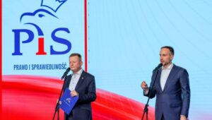 Warszawa, 23.09.2024. Przewodniczący KP PiS Mariusz Błaszczak (L) i poseł PiS Janusz Kowalski (P) podczas konferencji prasowej w siedzibie partii przy ul. Nowogrodzkiej w Warszawie, 23 bm. Fot. PAP/Paweł Supernak