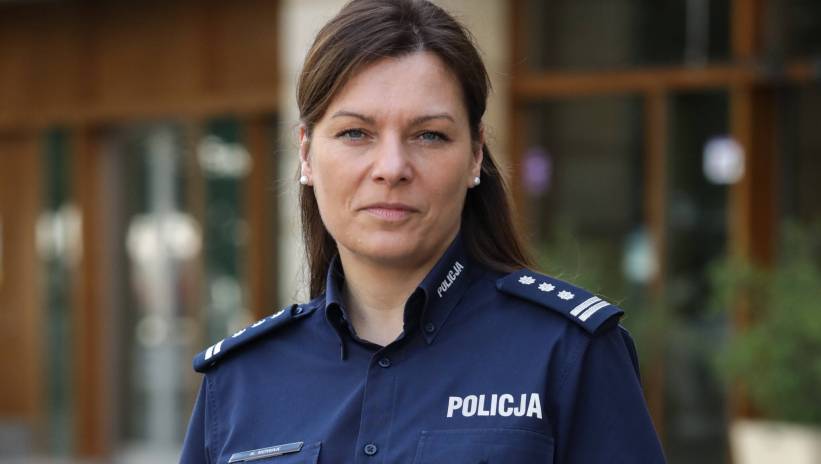 Warszawa, 02.08.2024. Rzecznik Prasowy Komendanta Głównego Policji. insp. Katarzyna Nowak przed siedzibą Polskiej Agencji Prasowej w Warszawie, 2 bm. Katarzyna Nowak była gościem Studia PAP. Fot.  PAP/Tomasz Gzell