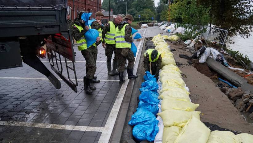 Nysa, 16.09.2024. Dynamiczna sytuacja powodziowa. Zalane ulice w Nysie, 16 bm. Trwa ewakuacja mieszkańców. Niż genueński, który dotarł nad Polskę w czwartek 12 września, odpowiada za aktualne załamanie pogody i ulewne deszcze w południowej części kraju. Fot. PAP/Sławek Pabian