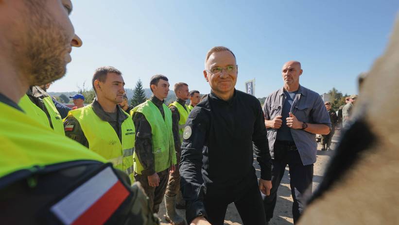 Głuchołazy, 20.09.2024. Prezydent Andrzej Duda (C) podczas spotkania z żołnierzami w trakcie wizyty w Głuchołazach, 20 bm. Prezydent odwiedził tereny zniszczone przez powódź w województwie dolnośląskim oraz opolskim, gdzie m.in. spotkał się z przedstawicielami służb biorących udział w akcjach ratowniczych, wojska oraz władz samorządowych. Fot. PAP/Michał Meissner