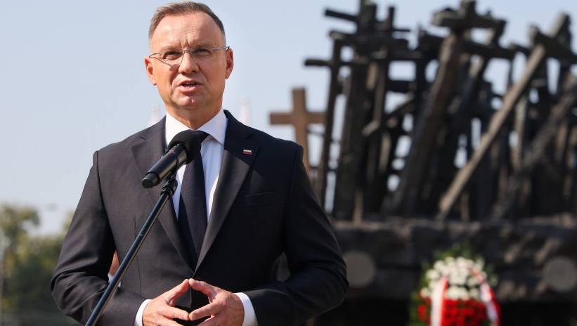 Warszawa, 17.09.2024. Prezydent Andrzej Duda podczas uroczystości upamiętniających 85. rocznicę agresji sowieckiej na Polskę, 17 bm. przed Pomnikiem Poległym i Pomordowanym na Wschodzie na skwerze Matki Sybiraczki w Warszawie. Fot. PAP/Paweł Supernak