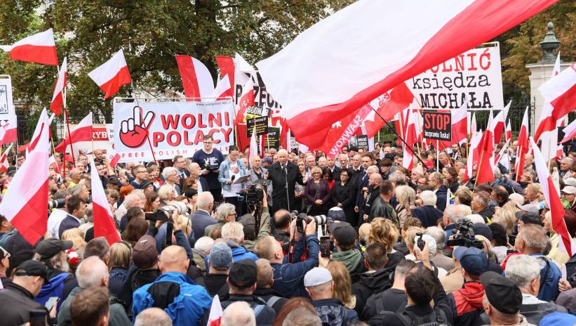 Warszawa, 14.09.2024. Prezes PiS Jarosław Kaczyński przemawia na proteście Prawa i Sprawiedliwości "przeciwko łamaniu prawa" przed siedzibą Ministerstwa Sprawiedliwości w Warszawie, 14 bm. Według polityków PiS doszło do "ataku na Marsz Niepodległości", a przeszukania w związku ze śledztwem dot. wydarzeń z marszu w 2018 r. to próba doprowadzenia do "delegalizacji marszu". Fot. PAP/Leszek Szymański