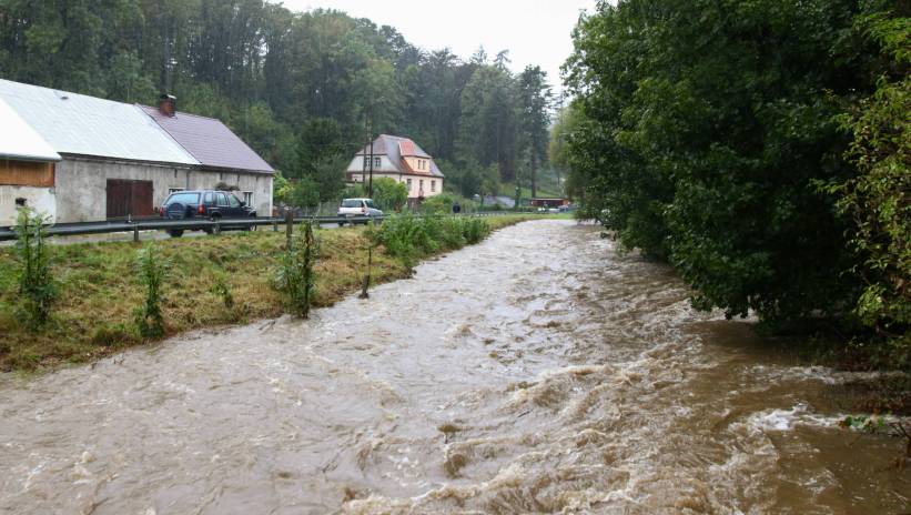 Jarnołtówka (woj. opolskie), 14.09.2024. Wezbrana rzeka Złoty Potok we wsi Jarnołtówka, 14 bm. Niż genueński, który dotarł nad Polskę w czwartek 12 września, odpowiada za aktualne załamanie pogody i ulewne deszcze. Fot. PAP/Krzysztof Świderski