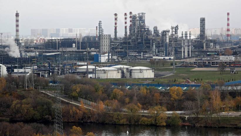 A view of the Gazpromneft MNPZ Moscow Petroleum Refinery JSC in Moscow, Russia, 27 October 2022. US officials reworks plan for Russia oil-price cap, following skepticism by investors and growing risk in financial markets. Fot. PAP/EPA/MAXIM SHIPENKOV