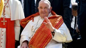 Pope Francis waves as he arrives to attend a meeting with young people in the Centro de Convenç?es in Dili, East Timor, 11 September 2024. Pope Francis is traveling from 02 to 13 September to conduct apostolic visits to Indonesia, Papua New Guinea, East Timor, and Singapore. Fot. PAP/EPA/ALESSANDRO DI MEO