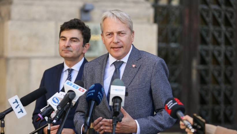 Katowice, 20.09.2024. Marszałek województwa śląskiego Wojciech Saługa (P) i wojewoda śląski Marek Wójcik (L) podczas konferencji prasowej na temat sytuacji powodziowej i pomocy dla powodzian, 20 bm. w Westybulu Śląskiego Urzędu Wojewódzkiego w Katowicach. Fot. PAP/Jarek Praszkiewicz