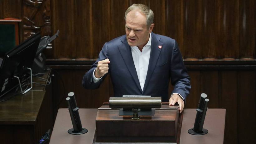 Warszawa, 25.09.2024. Premier Donald Tusk przemawia na sali plenarnej na posiedzeniu Sejmu, 25 bm. w Warszawie. Niższa izba parlamentu wysłuchała informacji Prezesa Rady Ministrów i członków Rady Ministrów na temat powodzi we wrześniu 2024 r. w południowo-zachodniej części terytorium Rzeczypospolitej Polskiej, działaniach podjętych w celu zapobieżenia jej skutkom oraz w celu ich usunięcia. Fot. PAP/Tomasz Gzell