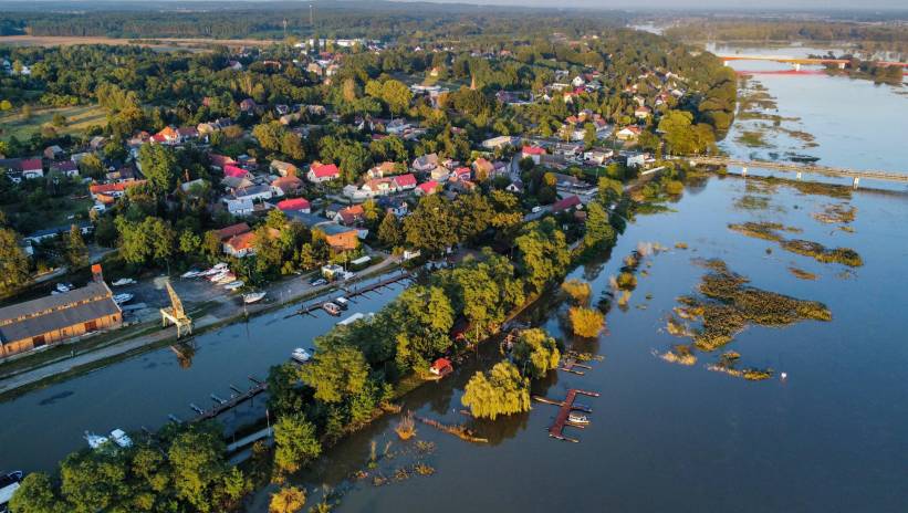 Cigacice, 21.09.2024. Dynamiczna sytuacja powodziowa. Poziom Odry w okolicy Cigacic w woj. lubuskim, 21 bm. Lubuskie przygotowuje się na nadejście fali powodziowej. Fot. PAP/Lech Muszyński