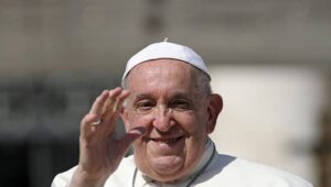 Pope Francis waves at the faithful during the weekly General Audience in Saint Peter's Square, Vatican City, 28 August 2024. Fot. PAP/EPA/RICCARDO ANTIMIANI