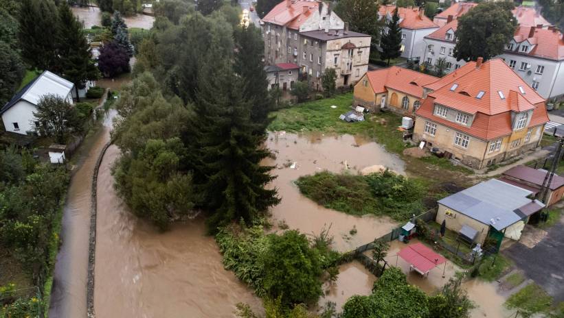 Świerzawa, 14.09.2024. Wezbrana rzeka Kaczawa w Świerzawie, 14 bm. Niż genueński, który dotarł nad Polskę w czwartek 12 września, odpowiada za aktualne załamanie pogody i ulewne deszcze szczególnie na Dolnym Śląsku. Fot. PAP/Tomasz Golla