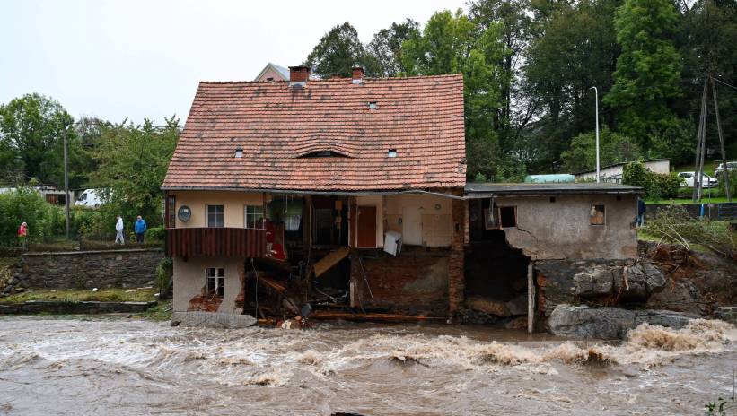 Kulczyński Lądek-Zdrój (woj. dolnośląskie), 15.09.2024. Dynamiczna sytuacja powodziowa. Rzeka Biała Lądecka zalała miasto Lądek-Zdrój, 15 bm. Niż genueński, który dotarł nad Polskę w czwartek 12 września, odpowiada za aktualne załamanie pogody i ulewne deszcze szczególnie na Dolnym Śląsku. Fot. PAP/Maciej Kulczyński