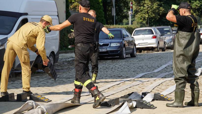 Nysa, 18.09.2024. Dynamiczna sytuacja powodziowa. Usuwanie skutków powodzi w Nysie, 18 bm. Sytuacja w Nysie ustabilizowała się. Zarządzenie o ewakuacji uchylono, trwa sprzątanie i wypompowywanie wody z obiektów użyteczności publicznej. Fot. PAP/Sławek Pabian