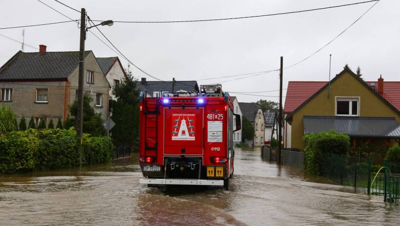 Lubrza (woj. opolskie), 14.09.2024. Niewielki strumień Lubrzanka zalał część miejscowości Lubrza koło Prudnika, 14 bm. Woda wlała się do niektórych domów. Niż genueński, który dotarł nad Polskę w czwartek 12 września, odpowiada za aktualne załamanie pogody i ulewne deszcze. Fot. PAP/Krzysztof Świderski