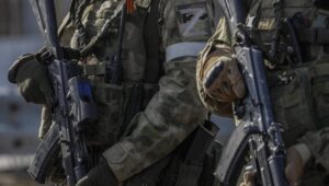 A picture taken during a media tour organized by the Russian Army shows Russian servicemen standing guard near the Kakhovka Hydroelectric Power Plant (HPP) on the Dnieper River in Kakhovka, near Kherson, Ukraine, 20 May 2022 (issued 21 May 2022). The Kakhovka HPP is the main source of energy supply to the south of Ukraine, as well as the most important strategic facility. Fot. PAP/EPA/SERGEI ILNITSKY