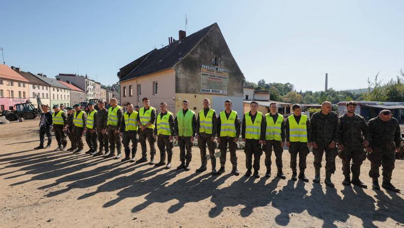 Głuchołazy, 20.09.2024. Żołnierze w Głuchołazach, 20 bm. Prezydent Andrzej Duda odwiedził tereny zniszczone przez powódź w województwie dolnośląskim oraz opolskim, gdzie m.in. spotkał się z przedstawicielami służb biorących udział w akcjach ratowniczych, wojska oraz władz samorządowych. Fot. PAP/Michał Meissner