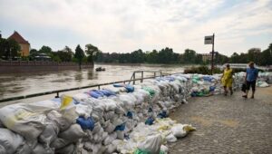 Wrocław, 19.09.2024. Dynamiczna sytuacja powodziowa. Przez Wrocław przechodzi 19 bm. fala powodziowa. Na Ostrowie Tumskim, w ścisłym centrum Wrocławia, budowle sakralne, hotele i kamienice zostały zabezpieczone workami z piaskiem. Fot. PAP/Maciej Kulczyński