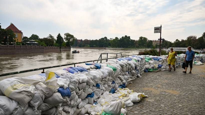 Wrocław, 19.09.2024. Dynamiczna sytuacja powodziowa. Przez Wrocław przechodzi 19 bm. fala powodziowa. Na Ostrowie Tumskim, w ścisłym centrum Wrocławia, budowle sakralne, hotele i kamienice zostały zabezpieczone workami z piaskiem. Fot. PAP/Maciej Kulczyński