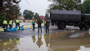 Nysa, 16.09.2024. Dynamiczna sytuacja powodziowa. Zalane ulice w Nysie, 16 bm. Trwa ewakuacja mieszkańców. Niż genueński, który dotarł nad Polskę w czwartek 12 września, odpowiada za aktualne załamanie pogody i ulewne deszcze w południowej części kraju. Fot. PAP/Sławek Pabian