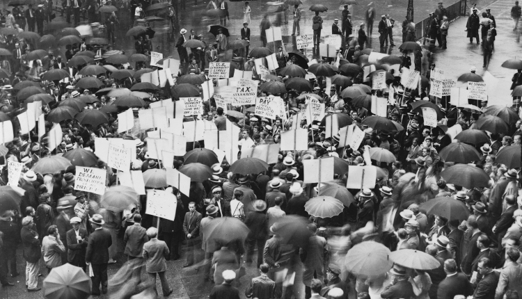 Tłumy przed Bank of United States w Nowym Jorku po jego upadku w 1931 r. Fot. Materiały prasowe