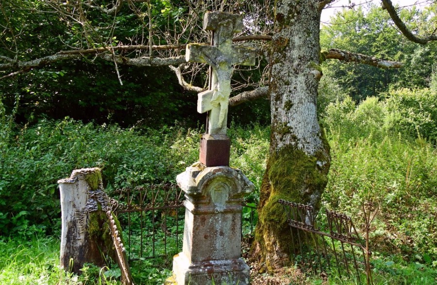 Krzyż przydrożny z 1911 r. jeszcze przed odnowieniem. We wrześniu tego roku został odnowiony. Fot. Archiwum Bieszczadzkiego Parku Narodowego