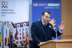 Minister spraw zagranicznych Radosław Sikorski podczas wykładu „Polska w Unii Europejskiej” na Wydziale Prawa i Administracji Uniwersytetu Mikołaja Kopernika w Toruniu. Fot. PAP/T. Żmijewski