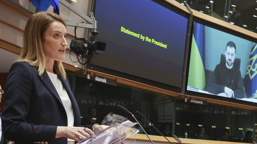 Przewodnicząca PE Roberta Metsola słucha przemówienia prezydenta Ukrainy Wołodymyra Zełenskiego; fot. © European Union 2024 - Source : EP