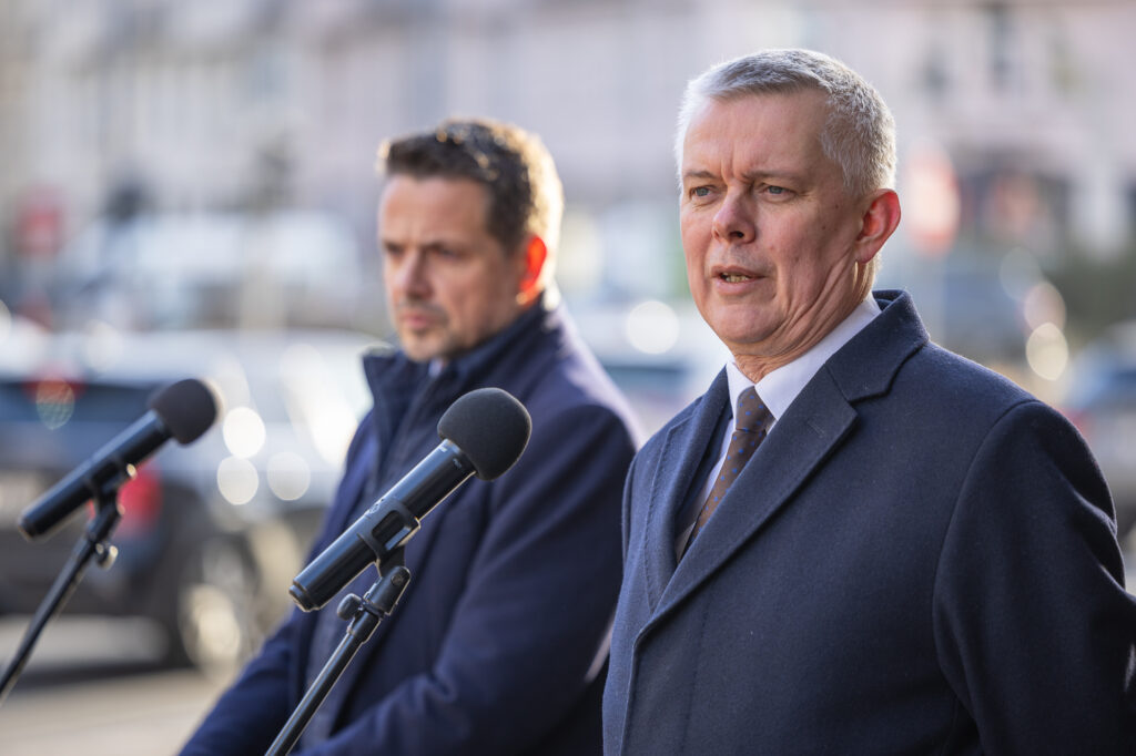 Foto: Wspólna konferencja na temat ochrony ludności z udziałem ministra Tomasza Siemoniaka oraz prezydenta Warszawy Rafała Trzaskowskiego.