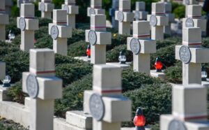 Znicze zapalone na terenie Cmentarza Orląt Lwowskich - części Cmentarza Łyczakowskiego we Lwowie. Fot. PAP/V. Hrabar