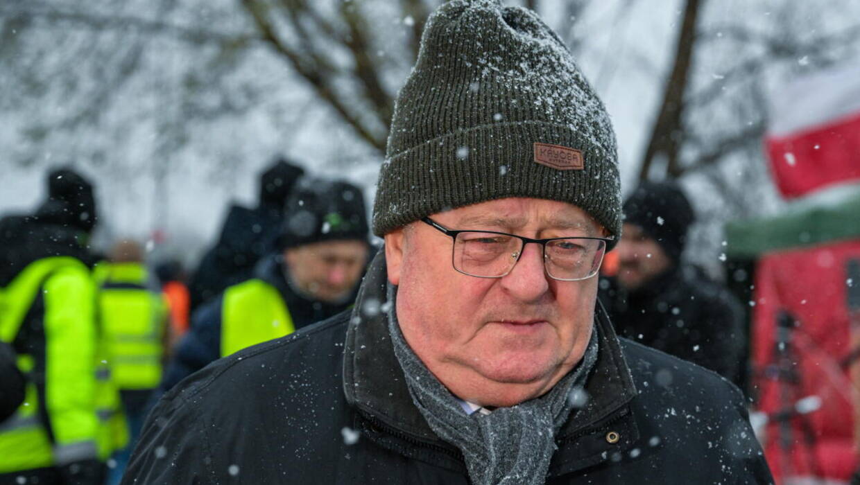 Minister rolnictwa i rozwoju wsi Czesław Siekierski wśród rolników protestujących w pobliżu polsko-ukraińskiego przejścia granicznego. Fot. PAP/Darek Delmanowicz