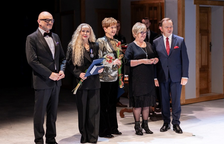 Od lewej: Jan Nowara, Mariola ŁabnoFlaumenhaft, Małgorzata Machowska, Teresa Kubas-Hul, Władysław Ortyl. Fot. Wiktoria Cieśla/Teatr im. Wandy Siemaszkowej