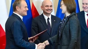 Premier RP Donald Tusk (L), dyrektor Narodowego Centrum Nauki Krzysztof Jóźwiak (2L), jedna z laureatek dr Agnieszka Karlińska (2P) i prezes PAN Marek Konarzewski (P) na spotkaniu premiera z laureatami nagrody Prezesa Rady Ministrów za osiągnięcia naukowe za 2023 rok. Fot. PAP/Radek Pietruszka