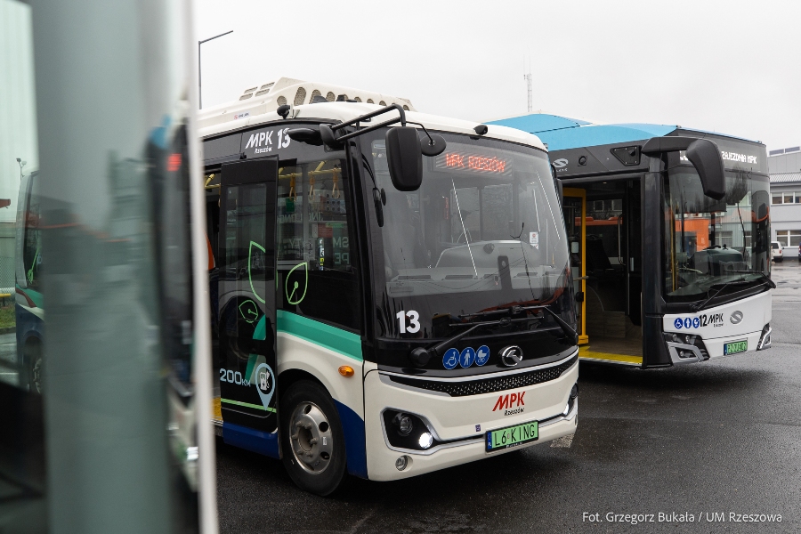 Trzy  elektryczne autobusy testowe.                                                                                   Fot. Grzegorz Bukała/UM Rzeszów