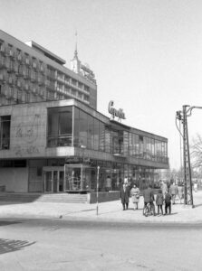 Budynek Cepelii w Warszawie (1968 r.), fot. PAP/Afa Pixx/M. Stankiewicz