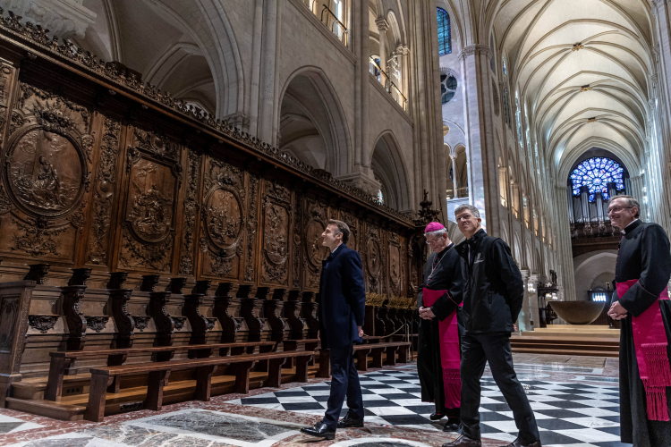 Katedra Notre Dame w Paryżu odbudowana po pożarze, Na kilka tydzień przed oficjalnym otwarciem odwiedził ją prezydent Emmanuel Macron, fot. PAP/EPA/POOL/Ch. Petit Teson