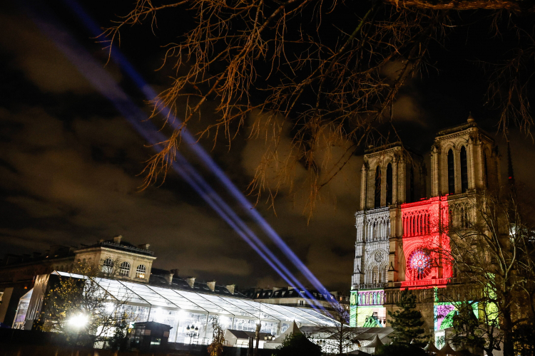 Katedra Notre Dame w Paryżu przed ponownym otwarciem po odbudowie. Fot. PAP/EPA/M. Badra