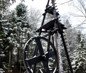 Muzeum Przemysłu Naftowego i Gazowniczego im. Ignacego Łukasiewicza w Bóbrce. Wiertnica ręczna z 1862 roku, służąca do wiercenia metodą udarową płytkich otworów. Fot. Tadeusz Poźniak