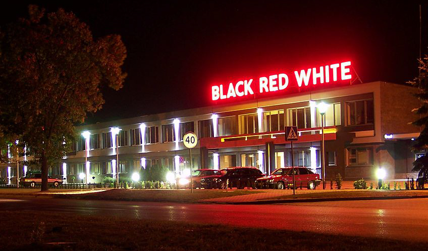 Foto: Siedziba zakładów "Black Red White" w Biłgoraju / Źródło: wikipedia.org