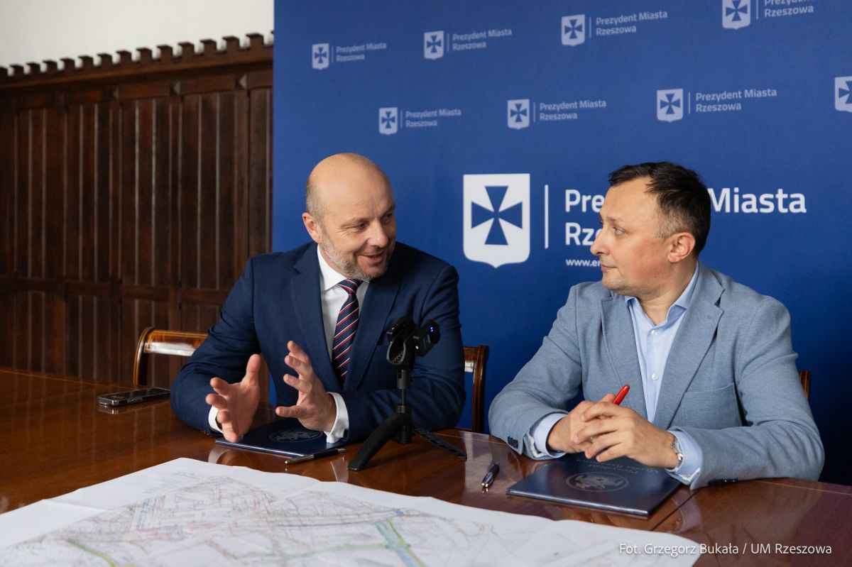 Foto: zdjęcie z podpisania umowy Prezydenta Miasta Rzeszowa z właścicielem firmy KDM Projekt Pracownia Projektowo - Konsultingowa, fot. Grzegorz Bukała, Urząd Miasta Rzeszowa