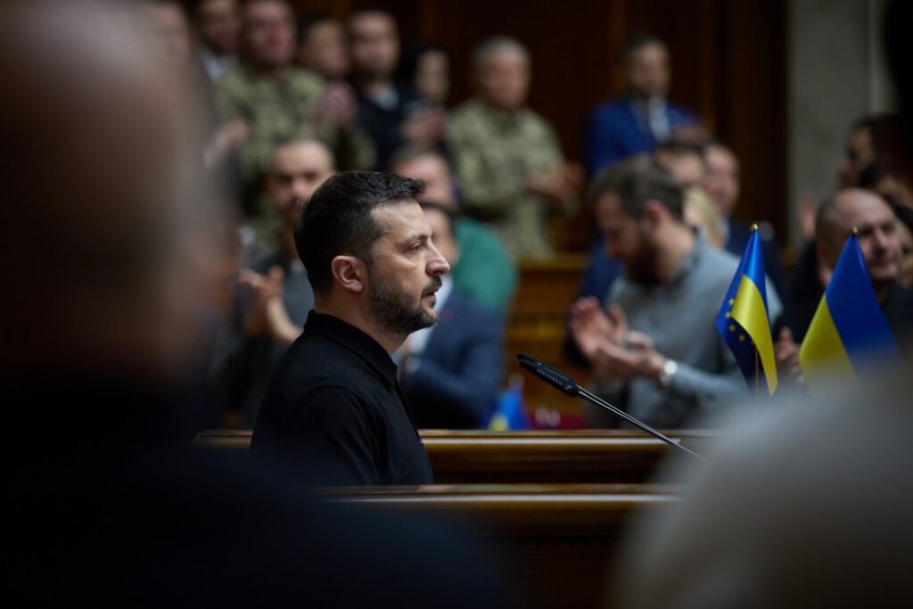 Foto: Prezydent Ukrainy Wołodymyr Zełenski przedstawia Plan Zwycięstwa parlamentowi Ukrainy 16 października 2024 r.
 / Zdjęcie: Biuro Prezydenta Ukrainy.