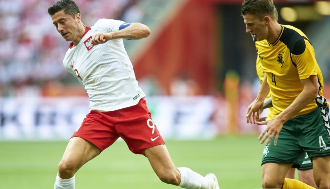 Foto: Robert Lewandowski i Edvinas Girdvainis podczas ostatniego meczu Polski z Litwą 12 czerwca 2018 roku / Źródło: Serwis informacyjny PZPN