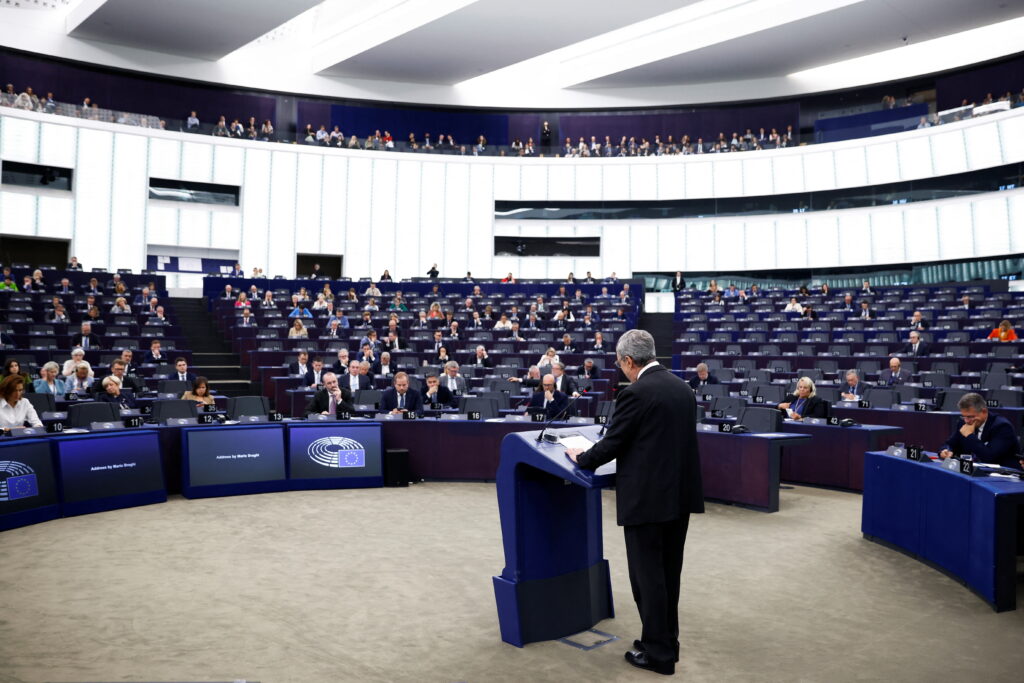 Foto: Draghi przekazuje Parlamentowi Europejskiemu niepokojące wieści na temat przyszłej konkurencyjności regionu / Źródło: Serwis prasowy Światowego Forum Ekonomicznego.