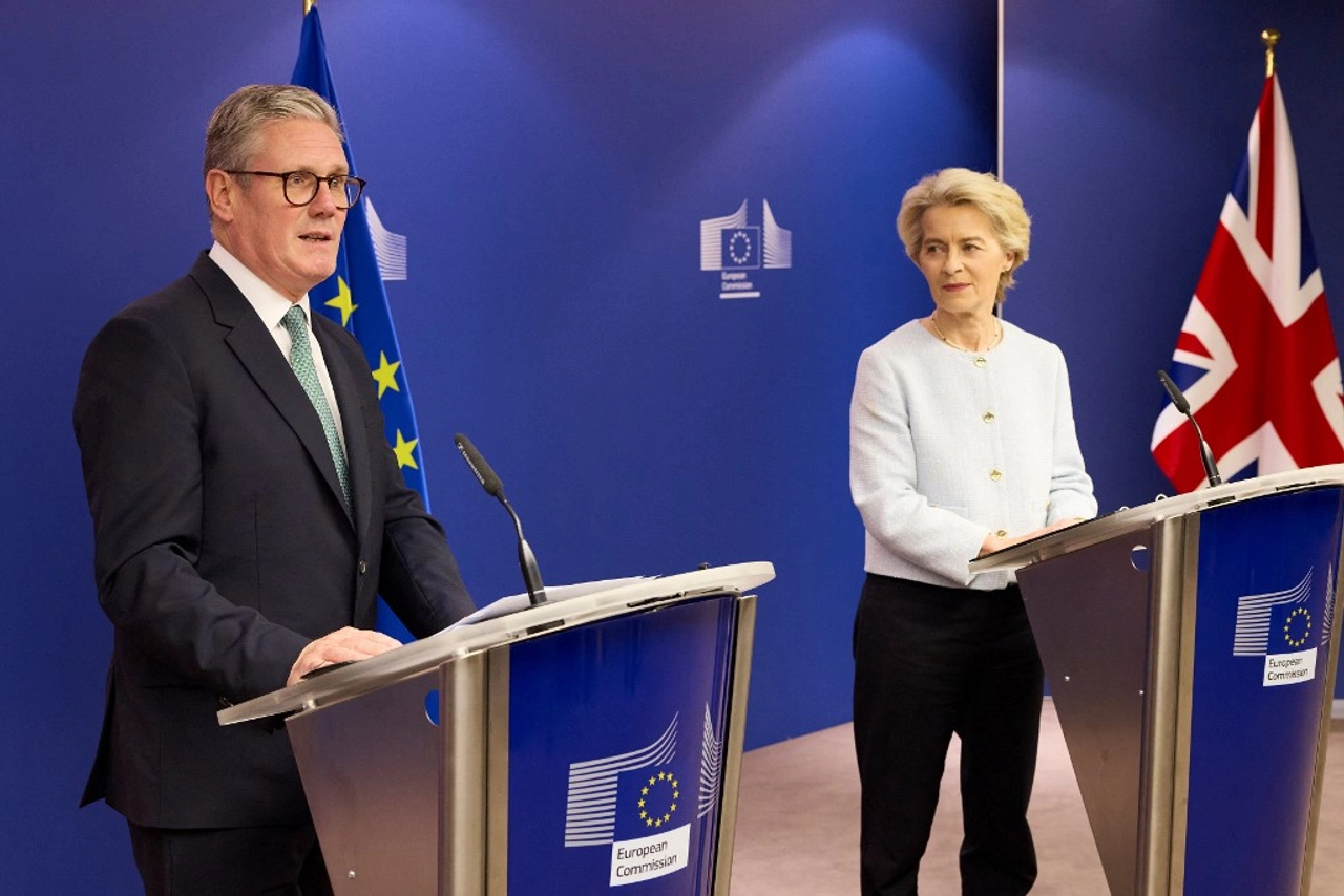 Foto: Premier Wielkiej Brytanii Keir Starmer i przewodnicząca Komisji Europejskiej Ursula von der Leyen (z prawej) rozmawiają z prasą w siedzibie Komisji Europejskiej w Brukseli 2 października 2024 r. Starmer przybył do Brukseli w ramach swojej pierwszej wizyty jako brytyjski premier, chcąc wykorzystać obiecany „reset” stosunków z Unią Europejską po urazie związanym z Brexitem. (Zdjęcie: BENJAMIN CREMEL / POOL / AFP) / Źródło: KYIVPOST