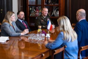 Foto: zdjęcie ze spotkania prezydenta Rzeszowa Konrada Fijołka z dowódcą zamiejscowej armii amerykańskiej pułkownikiem Jaysonem Morganem, fot. Grzegorz Bukała, Urząd Miasta Rzeszowa