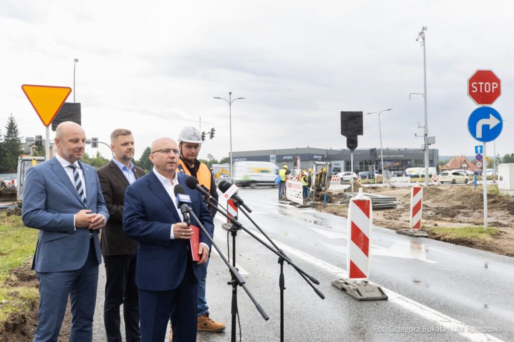 Foto: Zdjęcie z konferencji prasowej dotyczącej łącznika ul. Krzyżanowskiego z ul. Wieniawskiego, fot. Grzegorz Bukała / Źródło: Serwis informacyjny Urzędu Miasta Rzeszowa