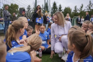 Foto: 
Tarnobrzeg | Udział Pierwszej Damy Marty Nawrockiej w IV Podkarpackim Festiwalu Piłki Nożnej Kobiecej / Źródło: