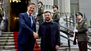 Foto: Sekretarz generalny NATO Mark Rutte z prezydentem Ukrainy Wołodymyrem  / Źródło: Serwis informacyjny NATO